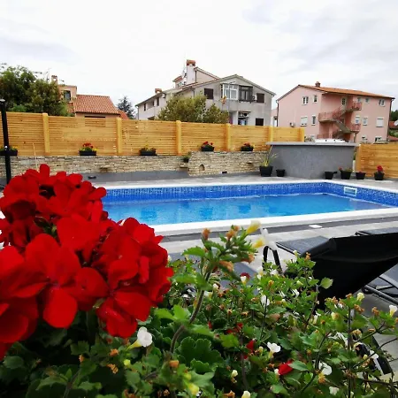 Daire Brioni Sea,garden,poll View 2 2 80m2 Tiki Bar Peroj